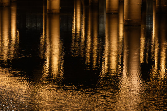 桥下的夜景灯光