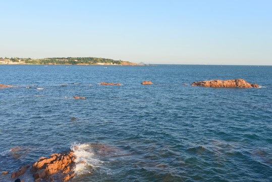 青岛海湾建筑及海滨礁石