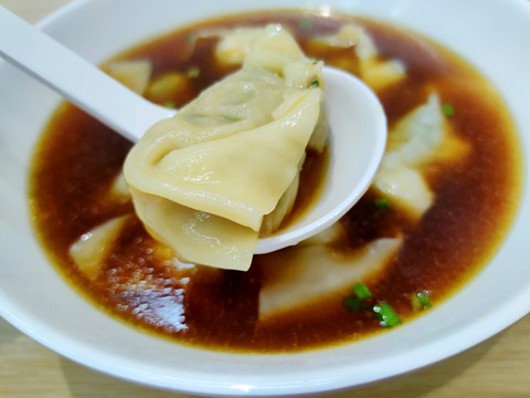 上海红汤馄饨
