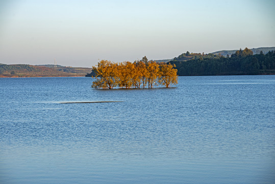 平静湖面