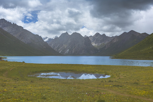年宝玉则山脉湖泊自然景观
