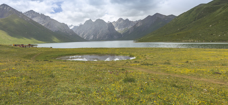 年宝玉则山脉湖泊自然景观