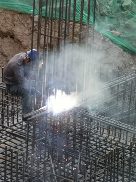 工地上烧电焊的建筑工人