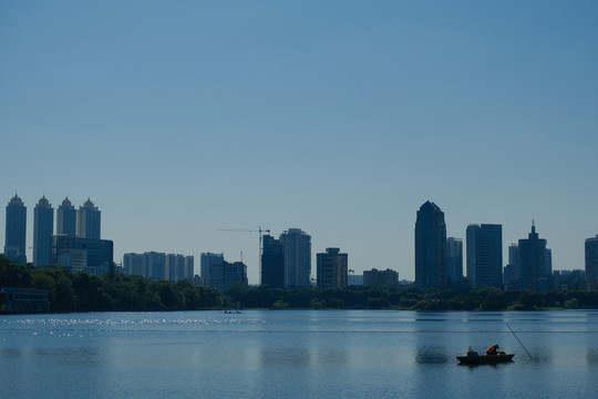 清晨城市高楼剪影