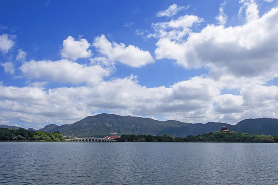 蓝天白云西湖景