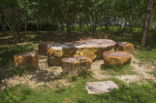 树林里的石头桌椅