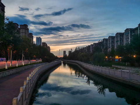 河流城市黄昏