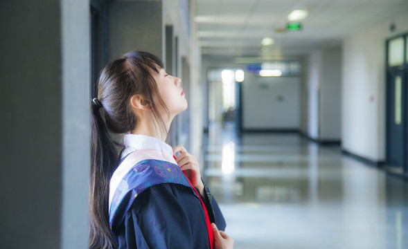 穿着学士服的女孩在室内