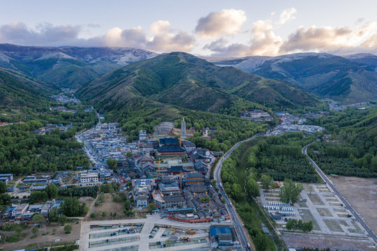 中国山西五台山中台寺庙清晨航拍