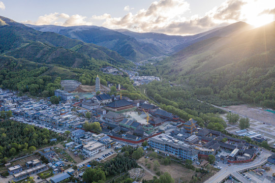 中国山西五台山中台寺庙清晨航拍