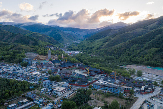 中国山西五台山中台寺庙清晨航拍