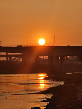 夕阳河景