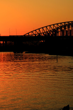 夕阳河景