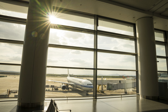 机场候机大厅玻璃窗户