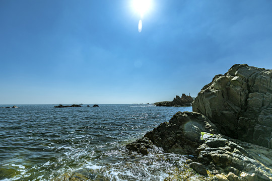 青岛海景礁石与大海