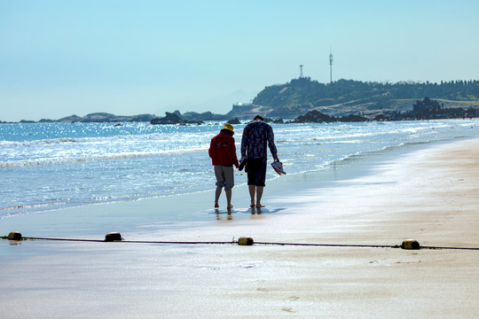 青岛海景情侣漫步