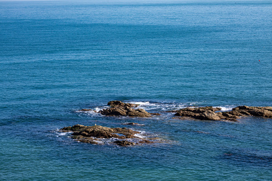 青岛海景礁石与大海