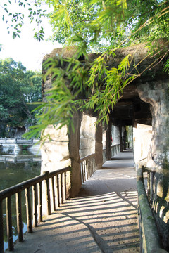 公园中的石头廊桥