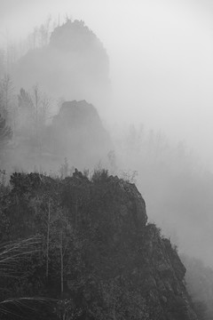 水墨晨雾山峦