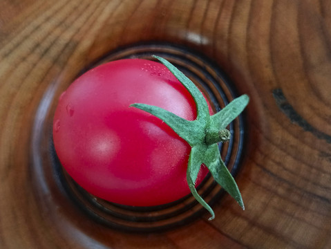 盘子小西红柿