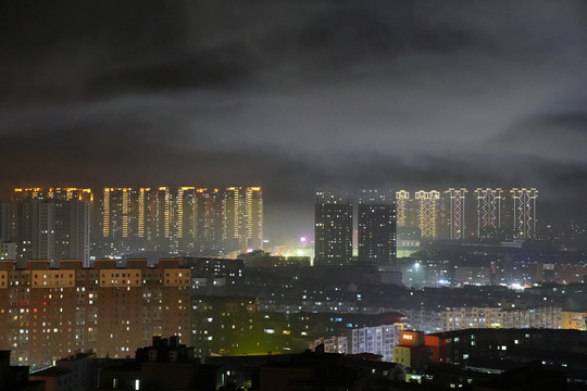 夜晚烟雾中的城市楼群