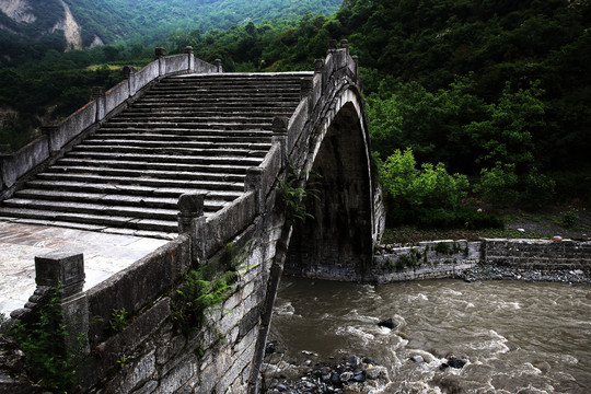 深山里的一座古石桥