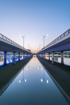 扬州明月湖大桥的城市建筑夜景