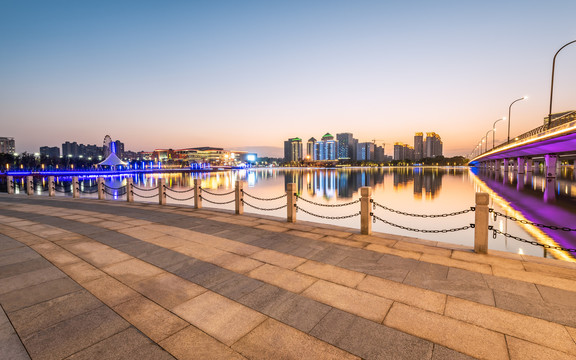 扬州明月湖大桥的城市建筑夜景