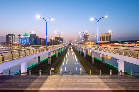 扬州明月湖大桥的城市建筑夜景