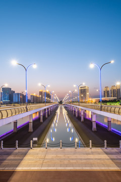 扬州明月湖大桥的城市建筑夜景