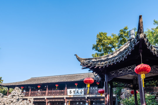 扬州个园的清漪亭和抱山楼古建筑