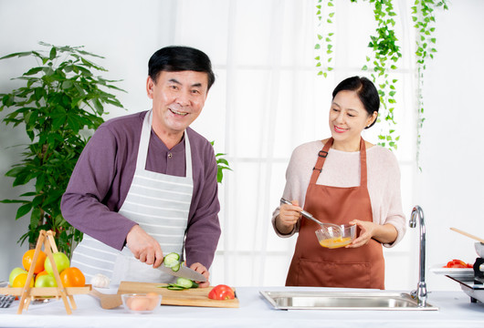 夫妻在厨房一起做饭