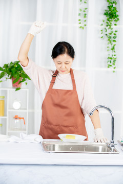 中年女人在厨房清洁餐具