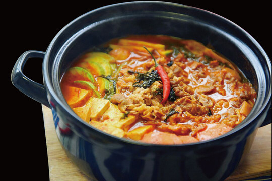 韩式牛肉泡菜锅
