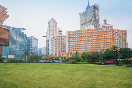 中国澳门的城市建筑天际线和草坪
