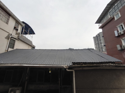 灰色树脂瓦屋顶