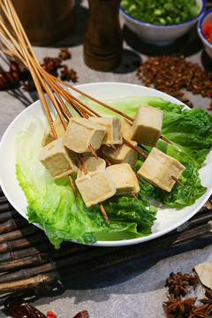 大理石桌面上的鱼豆腐串串