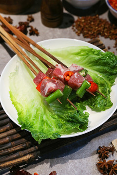 大理石桌面上的和牛肉串串