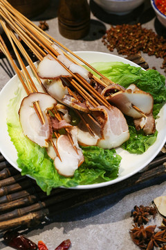 大理石桌面上的老腊肉串串