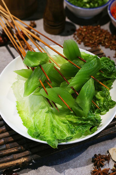 竹盘子上的青笋串串