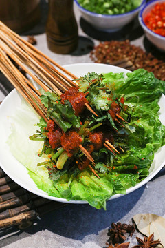 放在竹盘子上的香菜牛肉串串