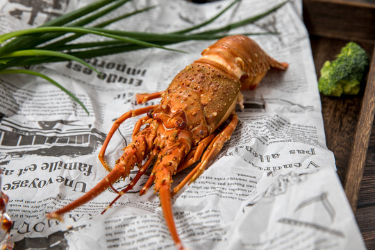 英文报纸上的蒸熟的大龙虾