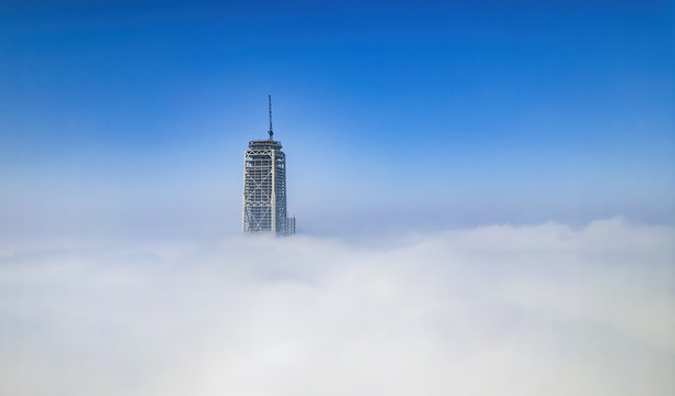 雾霾笼罩下云端的天津117大厦