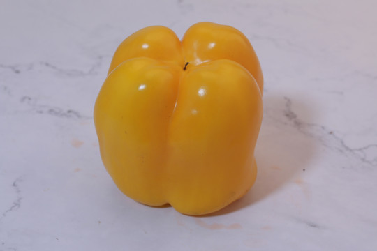 柿子椒黄色彩椒切开