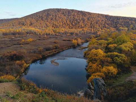 秋季山林河流