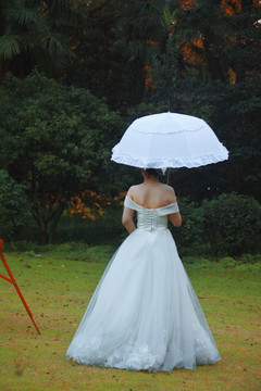 撑着白伞的新娘