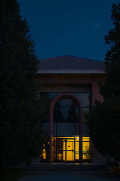 凌晨清湖大学图书馆的灯光