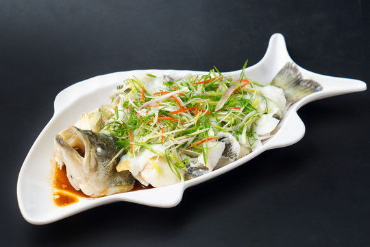 蒸鲈鱼