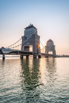 夕阳下的江苏扬州淮河的万福大桥