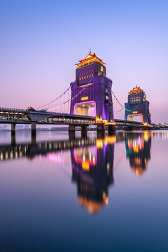 江苏扬州淮河的万福大桥建筑夜景